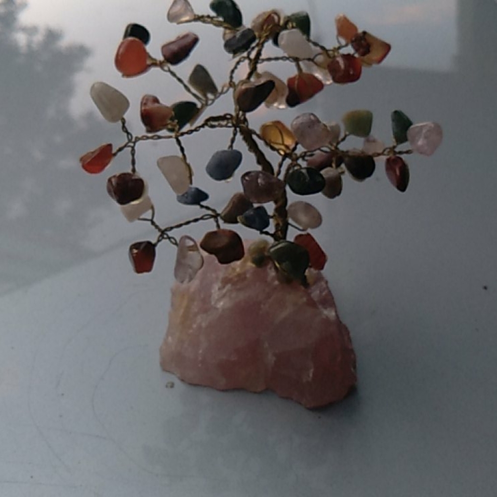 Beautiful Quartz tree with assorted quartz - Picture 4 of 6